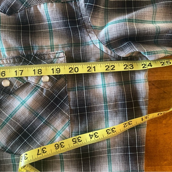 Wrangler plaid shirt with pearl snap-on buttons. Size Large, black, green. - Picture 8 of 10